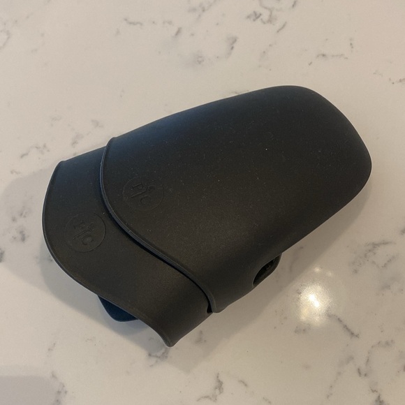 Pampered Chef Silicone Mini Oven Mitts - Picture 5 of 5